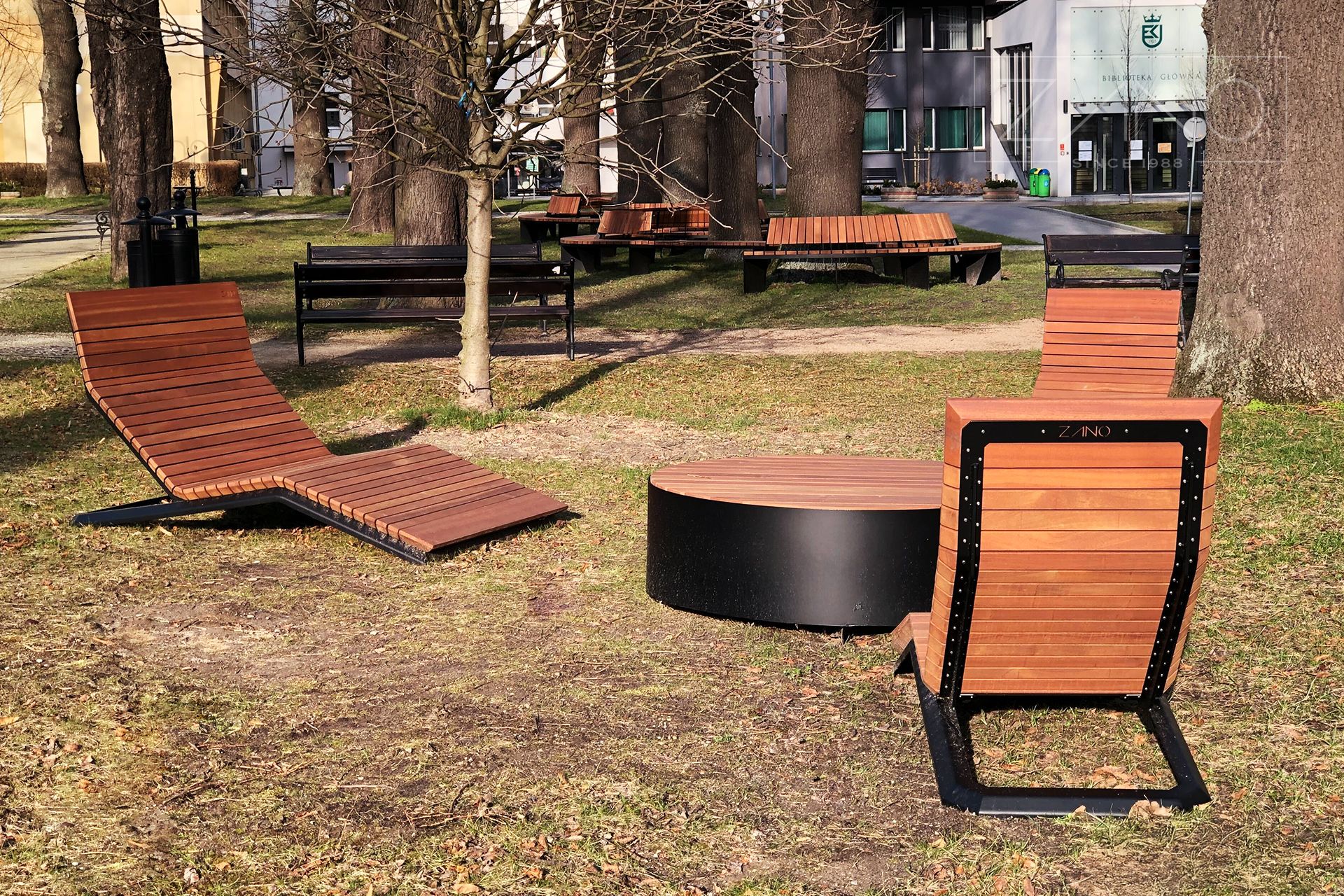 Espace urbain équipé de chaises longues et de bancs modernes